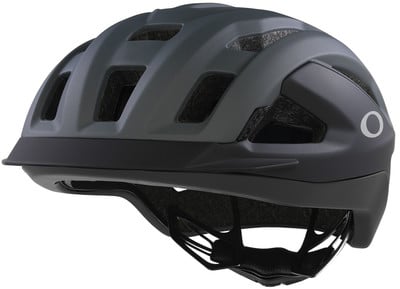 Ein mattgrauer Fahrradhelm mit schwarzem Visier und weißem Logo. Ein mattgrauer Fahrradhelm mit schwarzem Visier und weißem Logo.