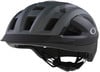 Ein mattgrauer Fahrradhelm mit schwarzem Visier und weißem Logo.