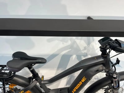 Detail eines Mountainbike-E-Bikes mit HAIBIKE-Logo und Sattel.