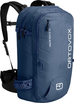 Blauer Ortovox Haute Route 32 Rucksack mit weißem Schriftzug und Logo.