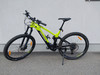 Ein gelbes Mountainbike mit schwarzen Details und Federung wird gezeigt.
