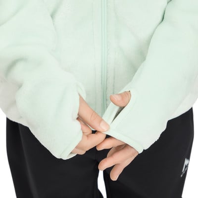 Detail der Ärmel einer hellgrünen Fleecejacke mit Daumenloch. Detail der Ärmel einer hellgrünen Fleecejacke mit Daumenloch.