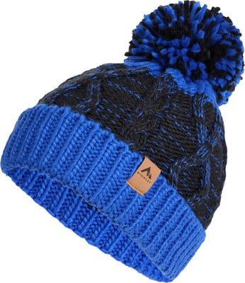 Eine blau-schwarze Bommelmütze aus Strick mit einem Lederetikett.
