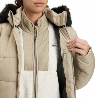 Detail einer Damenjacke in Beige mit weißem Fleece und schwarzem Fellbesatz.