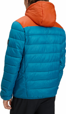 Rückansicht einer blau-orangen Daunenjacke mit Kapuze. Rückansicht einer blau-orangen Daunenjacke mit Kapuze.