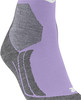 Lila Socke mit grauen Mustern und Textur, Nahaufnahme.