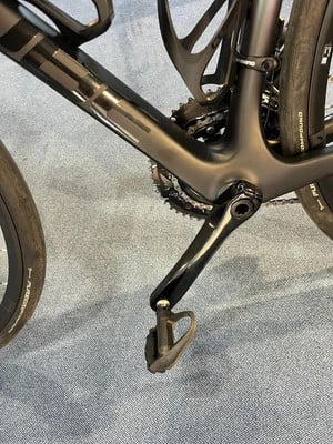 Nahaufnahme eines schwarzen Rennrads mit Fokus auf Kurbel und Pedal. Nahaufnahme eines schwarzen Rennrads mit Fokus auf Kurbel und Pedal.