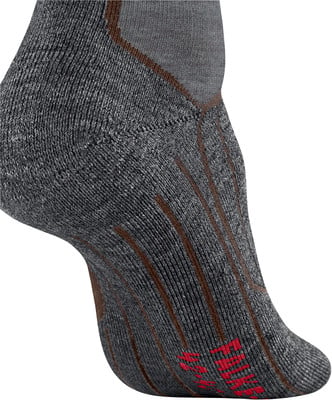 Graue Socke mit braunen Streifen und rotem Logo an der Spitze.