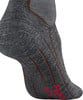 Graue Socke mit braunen Streifen und rotem Logo an der Spitze.