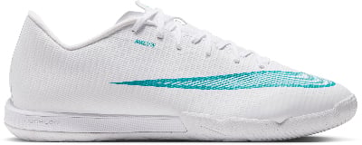 Bílá fotbalová obuv s tyrkysovým logem Nike a nápisem NIKESKIN. Bílá fotbalová obuv s tyrkysovým logem Nike a nápisem NIKESKIN.
