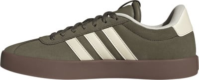 Grüne Adidas Sneaker mit beigen Streifen und brauner Sohle.