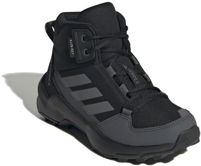 Fekete Adidas Terrex gyerek túracipő RAIN.RDY technológiával. Fekete Adidas Terrex gyerek túracipő RAIN.RDY technológiával.