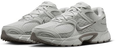Szürke Nike sneakerek markáns logóval és légáteresztő hálós felsőrésszel. Szürke Nike sneakerek markáns logóval és légáteresztő hálós felsőrésszel.