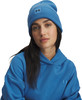 Eine Frau trägt eine blaue Mütze und einen Hoodie mit Under Armour-Logo.