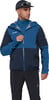 Ein Mann in einer blauen Kapuzenjacke und schwarzer Hose, mit Kappe und Brille.