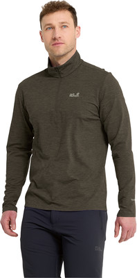 Ein Mann in einem dunkelgrünen Langarmshirt und dunkelblauer Hose. Ein Mann in einem dunkelgrünen Langarmshirt und dunkelblauer Hose.