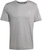 Graues Adidas-T-Shirt mit Logo auf der Brust und Streifenmuster.