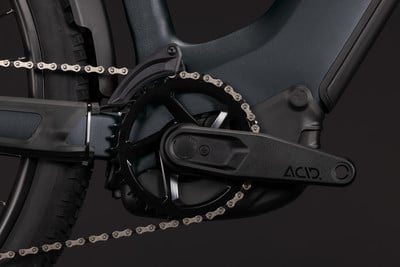 Detailaufnahme der Kurbelgarnitur mit Kette und einem Teil des E-Bike-Rahmens.