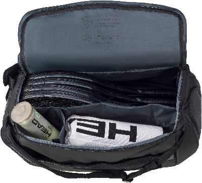 Tennisschläger-Tasche mit Flaschen und Handtuch darin. Tennisschläger-Tasche mit Flaschen und Handtuch darin.