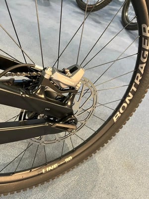 Detail eines Mountainbike-Hinterrads mit Scheibenbremse und Bontrager-Felge. Detail eines Mountainbike-Hinterrads mit Scheibenbremse und Bontrager-Felge.