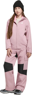 Mädchen in rosafarbener Jacke und Hose mit schwarzen Einsätzen und schwarzer Mütze. Mädchen in rosafarbener Jacke und Hose mit schwarzen Einsätzen und schwarzer Mütze.
