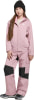 Mädchen in rosafarbener Jacke und Hose mit schwarzen Einsätzen und schwarzer Mütze.