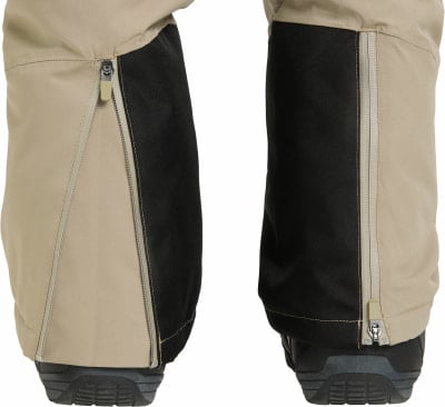 Hosen mit schwarzen Einsätzen und Reißverschlüssen an den Beinaußenseiten. Hosen mit schwarzen Einsätzen und Reißverschlüssen an den Beinaußenseiten.