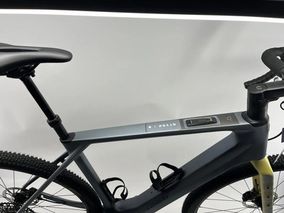 Detail eines modernen Fahrradrahmens mit Logo und Display. Detail eines modernen Fahrradrahmens mit Logo und Display.