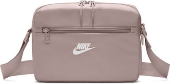 Egy rózsaszín Nike táska elöl logóval és két cipzárral.