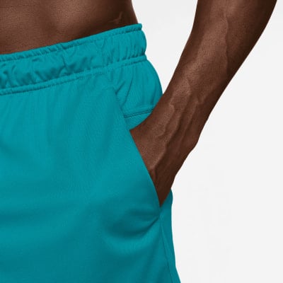 Detail eines Mannes in türkisfarbenen Shorts mit einer Hand in der Tasche. Detail eines Mannes in türkisfarbenen Shorts mit einer Hand in der Tasche.