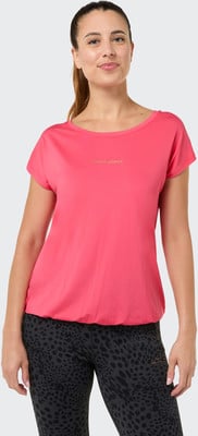 Frau in einem rosa T-Shirt und schwarzen Leggings mit Leopardenmuster. Frau in einem rosa T-Shirt und schwarzen Leggings mit Leopardenmuster.
