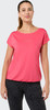 Frau in einem rosa T-Shirt und schwarzen Leggings mit Leopardenmuster.