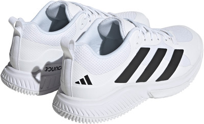 Weiße Adidas-Tennisschuhe mit schwarzen Streifen und Logo auf der Ferse. Weiße Adidas-Tennisschuhe mit schwarzen Streifen und Logo auf der Ferse.