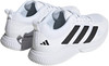 Weiße Adidas-Tennisschuhe mit schwarzen Streifen und Logo auf der Ferse.
