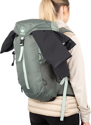 Damenrucksack mit integrierten Schultergurten und Logo.