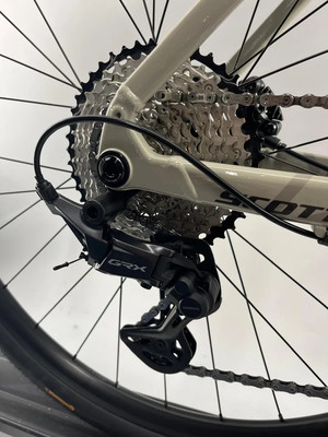 Shimano GRX Schaltwerk am Scott Fahrrad mit Kassette. Shimano GRX Schaltwerk am Scott Fahrrad mit Kassette.