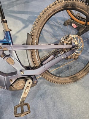 Detail eines E-Mountainbikes mit Bosch-Antrieb und Federung.