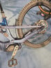 Detail eines E-Mountainbikes mit Bosch-Antrieb und Federung.