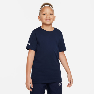 Junge im dunkelblauen Nike T-Shirt und Jogginghose mit Logo. Junge im dunkelblauen Nike T-Shirt und Jogginghose mit Logo.