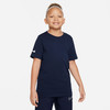 Junge im dunkelblauen Nike T-Shirt und Jogginghose mit Logo.