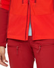 Detail von roter Herrenbekleidung mit mehreren Reißverschlüssen und Taschen.