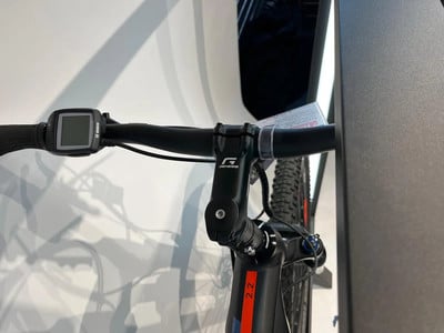 Detail eines E-Mountainbike-Lenkers mit Bosch-Display und Vorbau. Detail eines E-Mountainbike-Lenkers mit Bosch-Display und Vorbau.