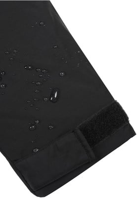 Schwarzer Stoff mit Wassertropfen und Klettverschluss. Schwarzer Stoff mit Wassertropfen und Klettverschluss.