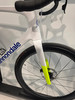 Ein weißes Rennrad mit blauem Logo und gelben Akzenten an der Gabel.