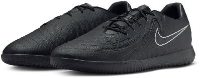 Fekete Nike férfi teremcipő logóval az oldalán. Fekete Nike férfi teremcipő logóval az oldalán.