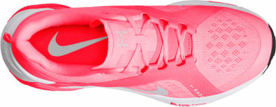 Ein pinker Nike Laufschuh mit grauem Logo und weißer Sohle. Ein pinker Nike Laufschuh mit grauem Logo und weißer Sohle.