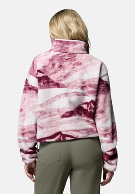 Zadní pohled na dámskou fleecovou bundu s růžovo-bílým vzorem tie-dye. Zadní pohled na dámskou fleecovou bundu s růžovo-bílým vzorem tie-dye.
