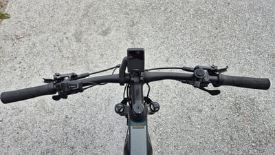 Draufsicht auf einen Mountainbike-Lenker mit Display und Griffen. Draufsicht auf einen Mountainbike-Lenker mit Display und Griffen.