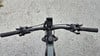 Draufsicht auf einen Mountainbike-Lenker mit Display und Griffen.