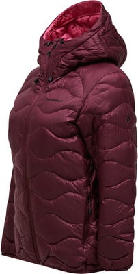Eine burgunderrote Daunenjacke mit wellenförmiger Steppung und Kapuze.